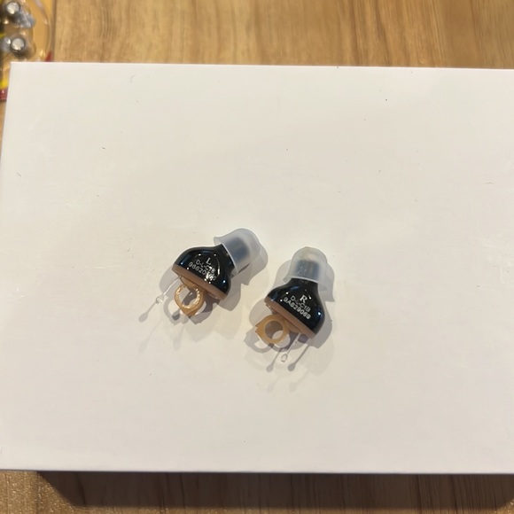 Hearbloom Hearing Aids and Batteries - Picture 4 of 10